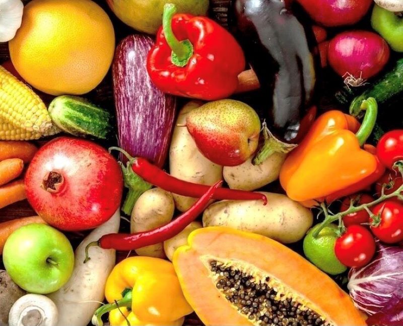 rau xanh và hoa quả cung cấp dưỡng chất